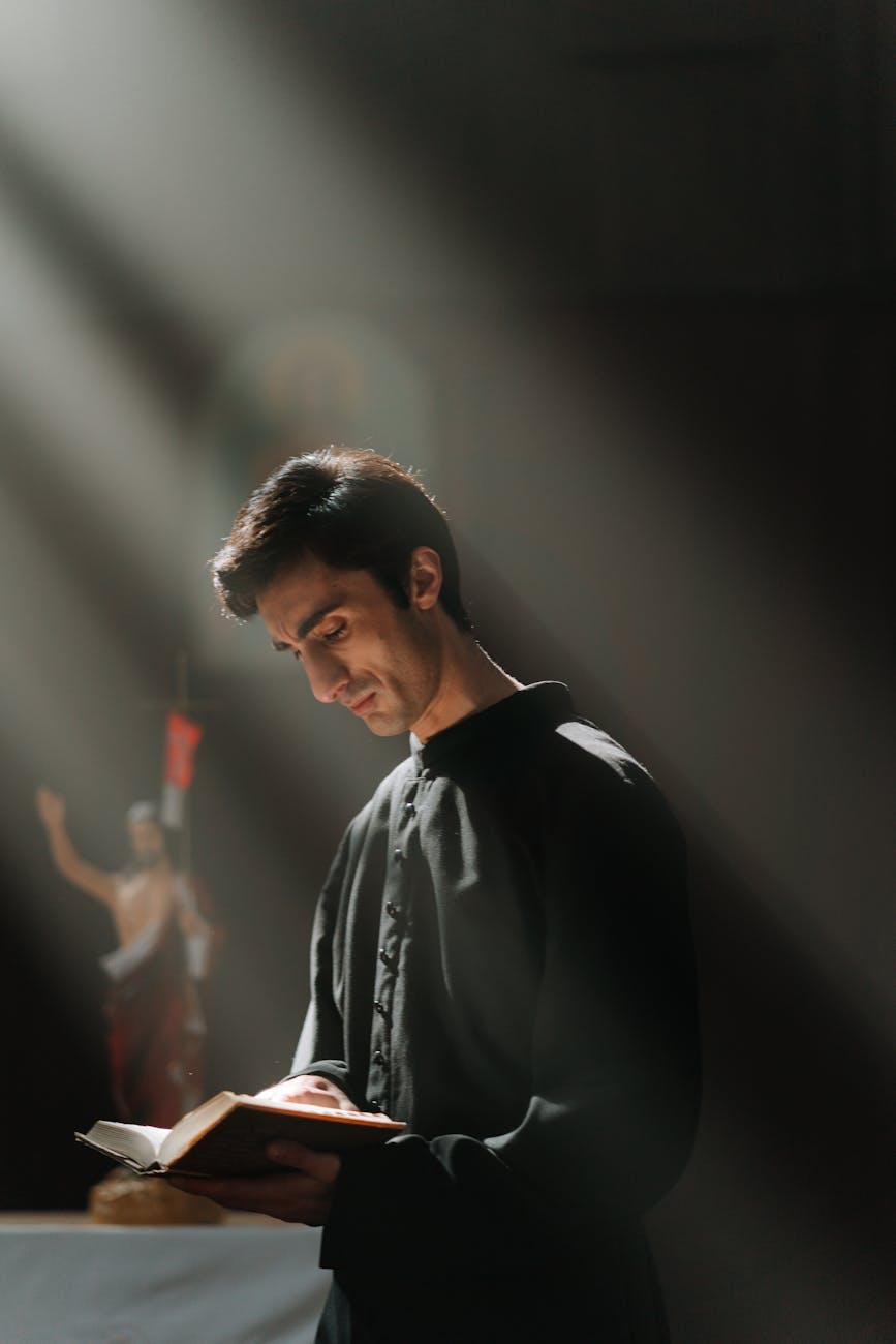 Person meditating icon